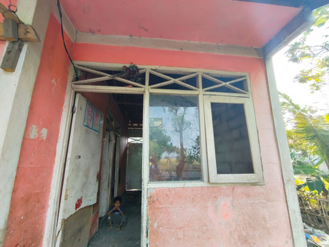 Suasana rumah Iyah dan Dating, orang tua yang diduga memaksa 6 anaknya mengemis di jalanan Karawang, Jawa Barat. Foto: Dok kumparan