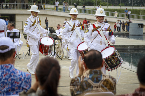 Grup marching band UK Royal Marines Band tampil dihadapan warga di Lapangan Banteng, Jakarta, Jumat (27/6/2025). Foto: Iqbal Firdaus/kumparan