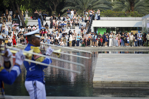 Grup marching band UK Royal Marines Band tampil dihadapan warga di Lapangan Banteng, Jakarta, Jumat (27/6/2025). Foto: Iqbal Firdaus/kumparan