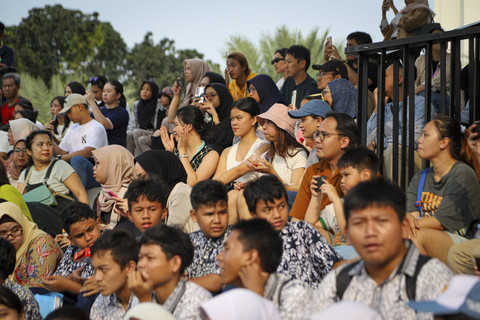 Warga menyaksikan grup marching band UK Royal Marines Band saat tampil di Lapangan Banteng, Jakarta, Jumat (27/6/2025). Foto: Iqbal Firdaus/kumparan