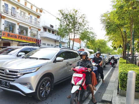 Suasana Jalan Mataram hingga Jalan Malioboro, Kota Yogyakarta saat libur tahun baru Islam 1 Muharram 1447 H, yang jatuh pada Jumat (27/6/2025). Foto: Arfiansyah Panji Purnandaru/kumparan