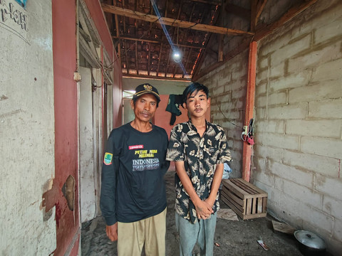 Ketua RT setempat, Dalung (kiri), dan anak pertama dari pasangan Iyah dan Dating, Ferdi. Foto: Dok kumparan