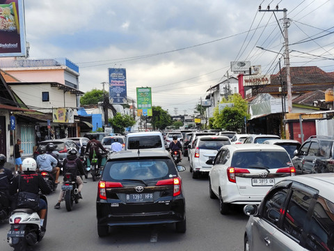 Suasana Jalan Mataram hingga Jalan Malioboro, Kota Yogyakarta saat libur tahun baru Islam 1 Muharram 1447 H, yang jatuh pada Jumat (27/6/2025). Foto: Arfiansyah Panji Purnandaru/kumparan