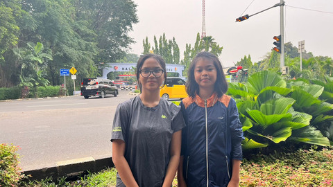 Dinda (13) dan Haniyah (13), dua remaja yang saksikan iring-iringan mobil kepresidenan saat mengantar PM Malaysia Anwar Ibrahim ke Base Ops TNI Halim Perdanakusuma, Jakarta Timur, Jumat (27/6). Foto: Nasywa Athifah/kumparan