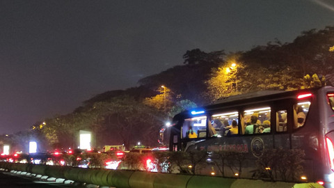 Macet di sekitar area Pekan Raya Jakarta (PRJ), Kemayoran, Jakarta Pusat, Jumat malam (27/6/2025). Foto: kumparan/Ahmad Romadoni