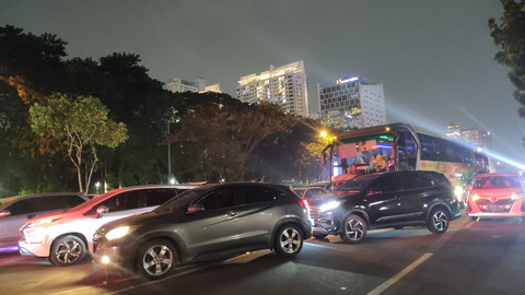 Macet di sekitar area Pekan Raya Jakarta (PRJ), Kemayoran, Jakarta Pusat, Jumat malam (27/6/2025). Foto: kumparan/Ahmad Romadoni