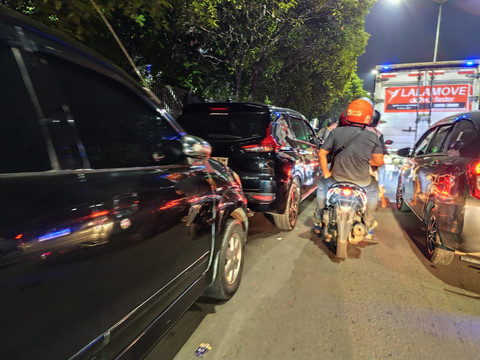 Kendaraan parkir di badan jalan kawasan JIExpo menyebabkan kemacetan, pada Jumat (27/6/2025). Foto: Luthfi Humam/kumparan