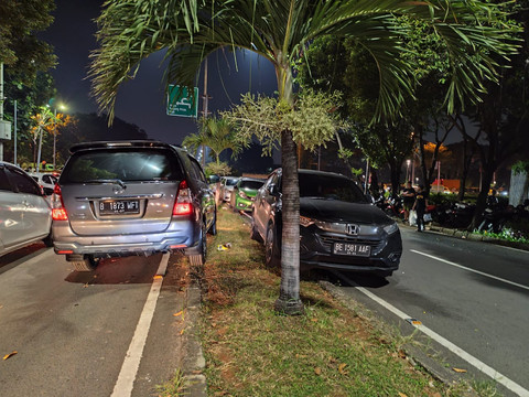 Kendaraan parkir di badan jalan kawasan JIExpo menyebabkan kemacetan, pada Jumat (27/6/2025). Foto: Luthfi Humam/kumparan