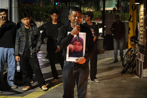 Sejumlah aktivis dan keluarga korban Tragedi Kanjuruhan menggelar aksi doa bersama dan menyalakan lilin di depan Markas Besar Kepolisian Republik Indonesia (Mabes Polri), Jakarta, pada Jumat malam (27/6/2025). Foto: Iqbal Firdaus/kumparan