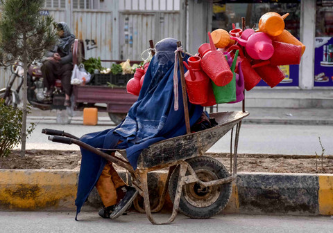 Perempuan Afghanistan berjuang mencari uang untuk memenuhi kebutuhan hidup lewat pekerjaan sampingan. AFP/ Atif Aryan