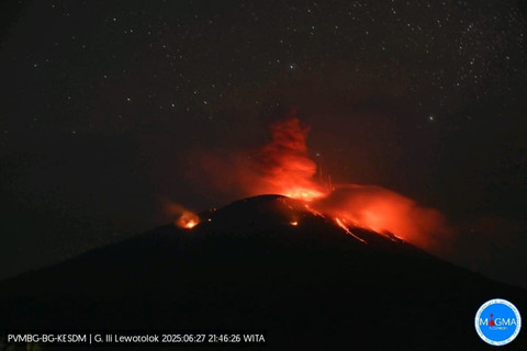 Gunung Lewotolok Lembata NTT erupsi, Jumat (27/6) Malam. Foto: Dok PVMBG