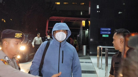 Para pihak yang terjaring OTT di Mandailing Natal, Sumut, tiba di Gedung Merah Putih KPK, Jakarta, Jumat (27/6) malam. Foto: Jonathan Devin/kumparan