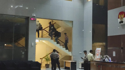 Para pihak yang terjaring OTT di Mandailing Natal, Sumut, tiba di Gedung Merah Putih KPK, Jakarta, Jumat (27/6) malam. Foto: Jonathan Devin/kumparan