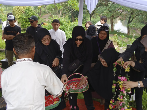 Prosesi pemakaman ibunda Mita The Virgin di TPU Tanah Kusir, Jakarta Selatan, Sabtu (28/6/2025). Foto: Vincentius Mario/kumparan