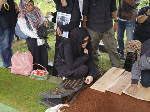 Prosesi pemakaman ibunda Mita The Virgin di TPU Tanah Kusir, Jakarta Selatan, Sabtu (28/6/2025). Foto: Vincentius Mario/kumparan