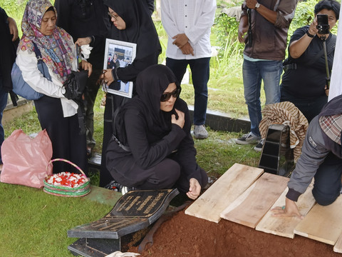 Prosesi pemakaman ibunda Mita The Virgin di TPU Tanah Kusir, Jakarta Selatan, Sabtu (28/6/2025). Foto: Vincentius Mario/kumparan