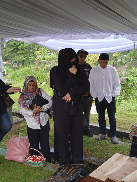Prosesi pemakaman ibunda Mita The Virgin di TPU Tanah Kusir, Jakarta Selatan, Sabtu (28/6/2025). Foto: Vincentius Mario/kumparan