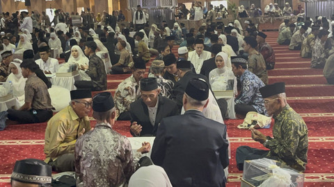 Ijab kabul serentak yang dilakukan oleh 100 pengantin saat nikah massal di Masjid Istiqlal, Sabtu (28/6/2025). Foto: Nasywa Athifah/kumparan