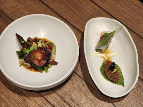 (kiri) menu Stuffed Chicken Wing buatan Chef Freddie dan (kanan) menu bertema Raw yang disajikan oleh Chef Arief dalam acara Steak Wars yang digelar di Topgolf Jakarta. Foto: Ela Nurlaela/kumparan