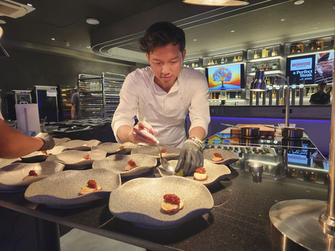 Chef Arief saat sedang menyajikan menu di pertandingan Steak Wars yang digelar di Topgolf Jakarta. Foto: Ela Nurlaela/kumparan