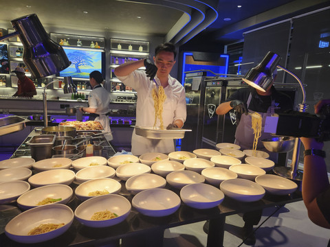 Chef Frediie saat menyajikan menunya di acara Steak Wars yang digelar di Topgolf Jakarta. Foto: Ela Nurlaela/kumparan