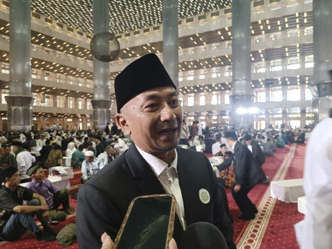 Direktur Bina KUA dan Keluarga Sakinah Kementerian Agama, Cecep Khairul Anwar menghadiri pernikahan massal di Masjid Istiqlal, Jakarta Pusat, Sabtu (28/6/2025). Foto: Nasywa Athifah/kumparan