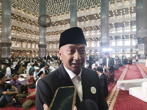 Direktur Bina KUA dan Keluarga Sakinah Kementerian Agama, Cecep Khairul Anwar menghadiri pernikahan massal di Masjid Istiqlal, Jakarta Pusat, Sabtu (28/6/2025). Foto: Nasywa Athifah/kumparan