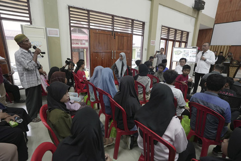 Sekjen Kemensos Robben Rico berdialog dengan calon siswa dan orangtua siswa Sekolah Rakyat di Balai Pelatihan Vokasi dan Produktivitas Kendari, Sulawesi Tenggara, Jumat (27/6/2025). Foto: Kemensos RI