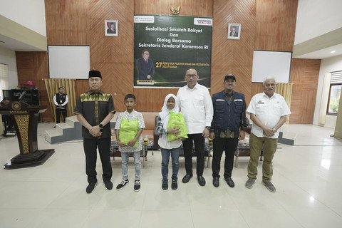 Sekjen Kemensos Robben Rico berdialog dengan calon siswa dan orangtua siswa Sekolah Rakyat di Balai Pelatihan Vokasi dan Produktivitas Kendari, Sulawesi Tenggara, Jumat (27/6/2025). Foto: Kemensos RI