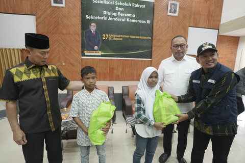 Sekjen Kemensos Robben Rico berdialog dengan calon siswa dan orangtua siswa Sekolah Rakyat di Balai Pelatihan Vokasi dan Produktivitas Kendari, Sulawesi Tenggara, Jumat (27/6/2025). Foto: Kemensos RI
