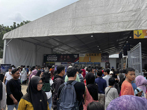 Antrean kendaraan bermotor dan pengunjung Pekan Raya Jakarta (PRJ) Kemayoran, Jakarta Pusat, Sabtu (28/6/2025). Foto: Rayyan Farhansyah/kumparan