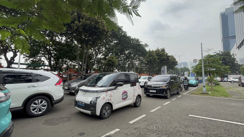 Antrean kendaraan bermotor dan pengunjung Pekan Raya Jakarta (PRJ) Kemayoran, Jakarta Pusat, Sabtu (28/6/2025). Foto: Rayyan Farhansyah/kumparan