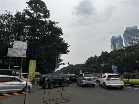 Antrean kendaraan bermotor dan pengunjung Pekan Raya Jakarta (PRJ) Kemayoran, Jakarta Pusat, Sabtu (28/6/2025). Foto: Rayyan Farhansyah/kumparan