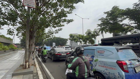 Antrean kendaraan bermotor dan pengunjung Pekan Raya Jakarta (PRJ) Kemayoran, Jakarta Pusat, Sabtu (28/6/2025). Foto: Rayyan Farhansyah/kumparan