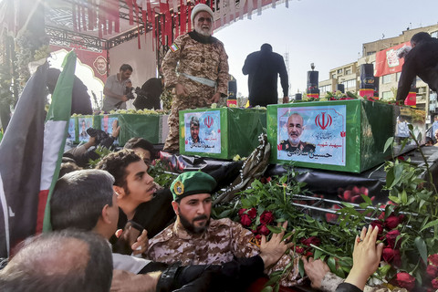 Para pelayat berdiri di samping peti mati komandan Garda Revolusi Iran Hossein Salami (R), dan komandan militer lainnya yang terbunuh dalam serangan Israel pada hari pertama perang, dalam prosesi pemakaman mereka di Teheran, Sabtu (28/6/2025). Foto: Atta Kenare/AFP