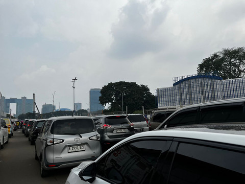 Antrean parkir kendaraan roda empat di PRJ Kemayoran, Jakarta Pusat, Sabtu (28/6/2025).  Foto: Rayyan Farhansyah/kumparan
