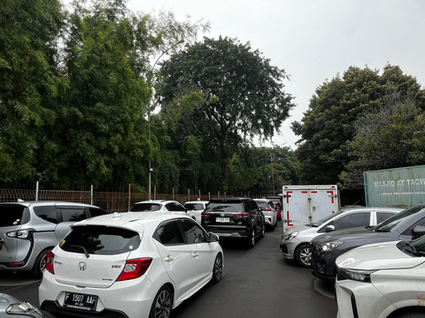 Antrean parkir kendaraan roda empat di PRJ Kemayoran, Jakarta Pusat, Sabtu (28/6/2025).  Foto: Rayyan Farhansyah/kumparan