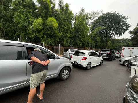 Penumpang mobil yang memilih turun lebih dulu di PRJ Kemayoran, Jakarta Pusat, Sabtu (28/6/2025). Foto: Rayyan Farhansyah/kumparan