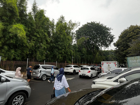 Penumpang mobil yang memilih turun lebih dulu di PRJ Kemayoran, Jakarta Pusat, Sabtu (28/6/2025). Foto: Rayyan Farhansyah/kumparan