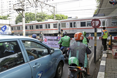 Aktivitas Kereta Rel Listrik (KRL) Commuter Line dengan truk yang terjadi di perlintasan sebidang Jalan Otista, Kota Tangerang. Foto: Dok. Istimewa