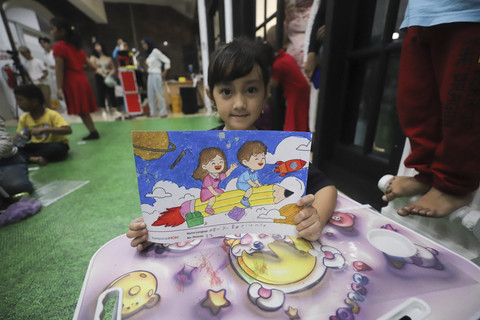 Peserta lomba melukis dalam acara kumparanMOM Playdate Juni 2025 di Jakarta, Sabtu (28/6/2025). Foto: Iqbal Firdaus/kumparan