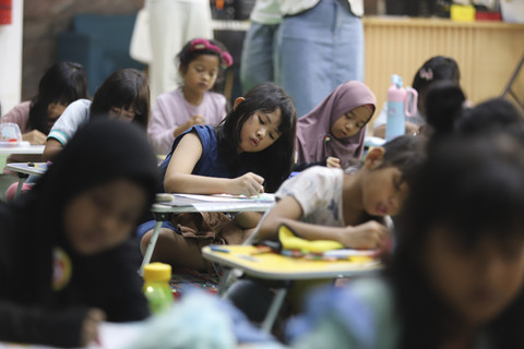 Peserta lomba melukis dalam acara kumparanMOM Playdate Juni 2025 di Jakarta, Sabtu (28/6/2025). Foto: Iqbal Firdaus/kumparan