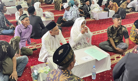 Safira (22) dan Harun (28), salah satu mempelai yang mengikuti acara nikah massal di Masjid Istiqlal, Jakarta Pusat, Sabtu (28/6/2025). Foto: Nasywa Athifah/kumparan