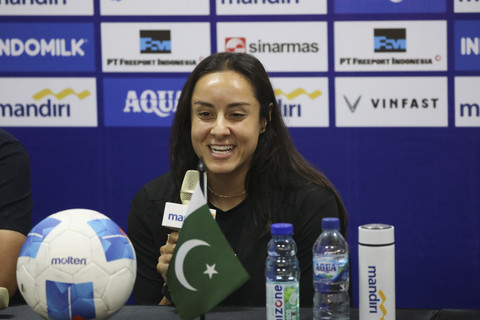 Pemain Timnas Wanita Pakistan Maria Khan memberikan keterangan pers jelang pertandingan Grup D Kualifikasi Piala Asia Wanita 2025 di Indomilk Arena, Tangerang, Sabtu (28/6/2025). Foto: Dicky Adam Sidiq/kumparan