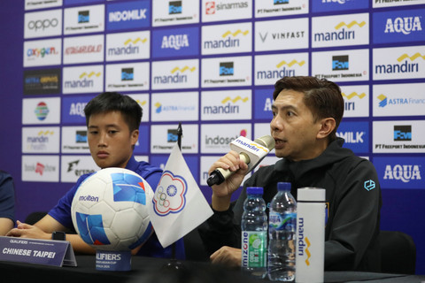 Pelatih Timnas Wanita Taiwan Chan Hiu-Ming dan Pemain Timnas Taiwan Chen Ying Hui memberikan keterangan pers jelang pertandingan Grup D Kualifikasi Piala Asia Wanita 2025 di Indomilk Arena, Tangerang, Sabtu (28/6/2025). Foto: Dicky Adam Sidiq/kumparan