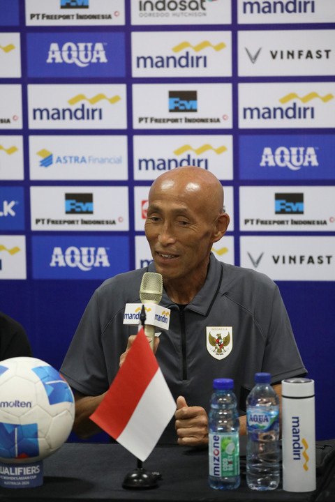 Pelatih Timnas Indonesia Satoru Mochizuki memberikan keterangan pers jelang pertandingan Grup D Kualifikasi Piala Asia Wanita 2025 di Indomilk Arena, Tangerang, Sabtu (28/6/2025). Foto: Dicky Adam Sidiq/kumparan