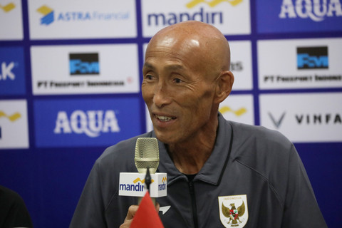 Pelatih Timnas Indonesia Satoru Mochizuki memberikan keterangan pers jelang pertandingan Grup D Kualifikasi Piala Asia Wanita 2025 di Indomilk Arena, Tangerang, Sabtu (28/6/2025). Foto: Dicky Adam Sidiq/kumparan
