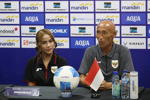 Pelatih Timnas Indonesia Satoru Mochizuki dan Pemain Timnas Wanita Safira Ika Putri memberikan keterangan pers jelang pertandingan Grup D Kualifikasi Piala Asia Wanita 2025 di Indomilk Arena, Tangerang, Sabtu (28/6/2025). Foto: Dicky Adam Sidiq/kumparan