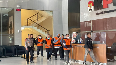 Lima orang tersangka yang terjaring lewat OTT di wilayah Mandailing Natal, Sumatera Utara, saat digiring oleh petugas KPK di Gedung Merah Putih KPK, Jakarta, Sabtu (28/6/2025). Foto: Fadhil Pramudya/kumparan