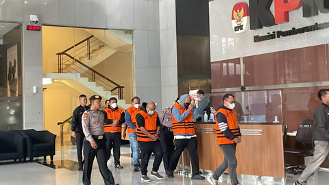 Lima orang tersangka yang terjaring lewat OTT di wilayah Mandailing Natal, Sumatera Utara, saat digiring oleh petugas KPK di Gedung Merah Putih KPK, Jakarta, Sabtu (28/6/2025). Foto: Fadhil Pramudya/kumparan